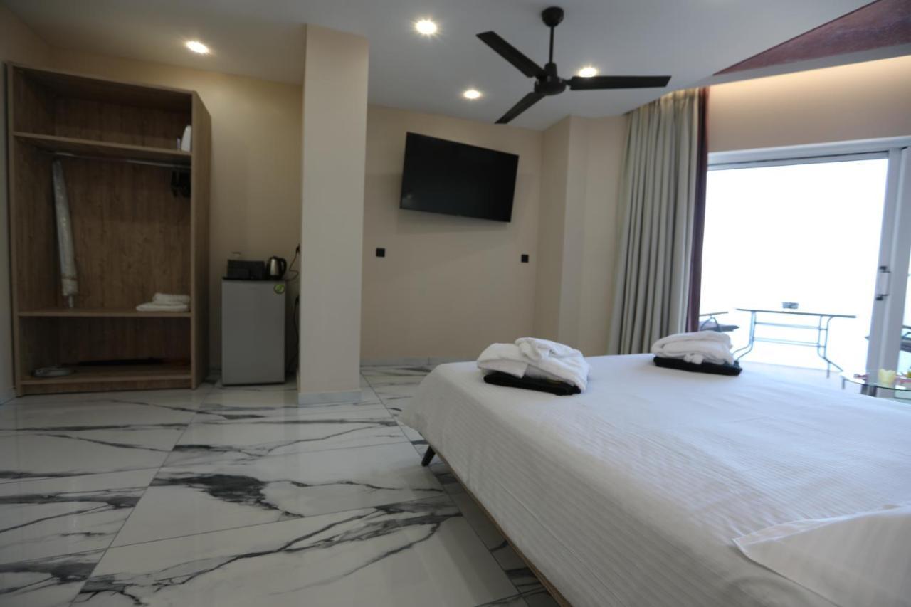 Golden Fox Studios And Suites Lakones ภายนอก รูปภาพ