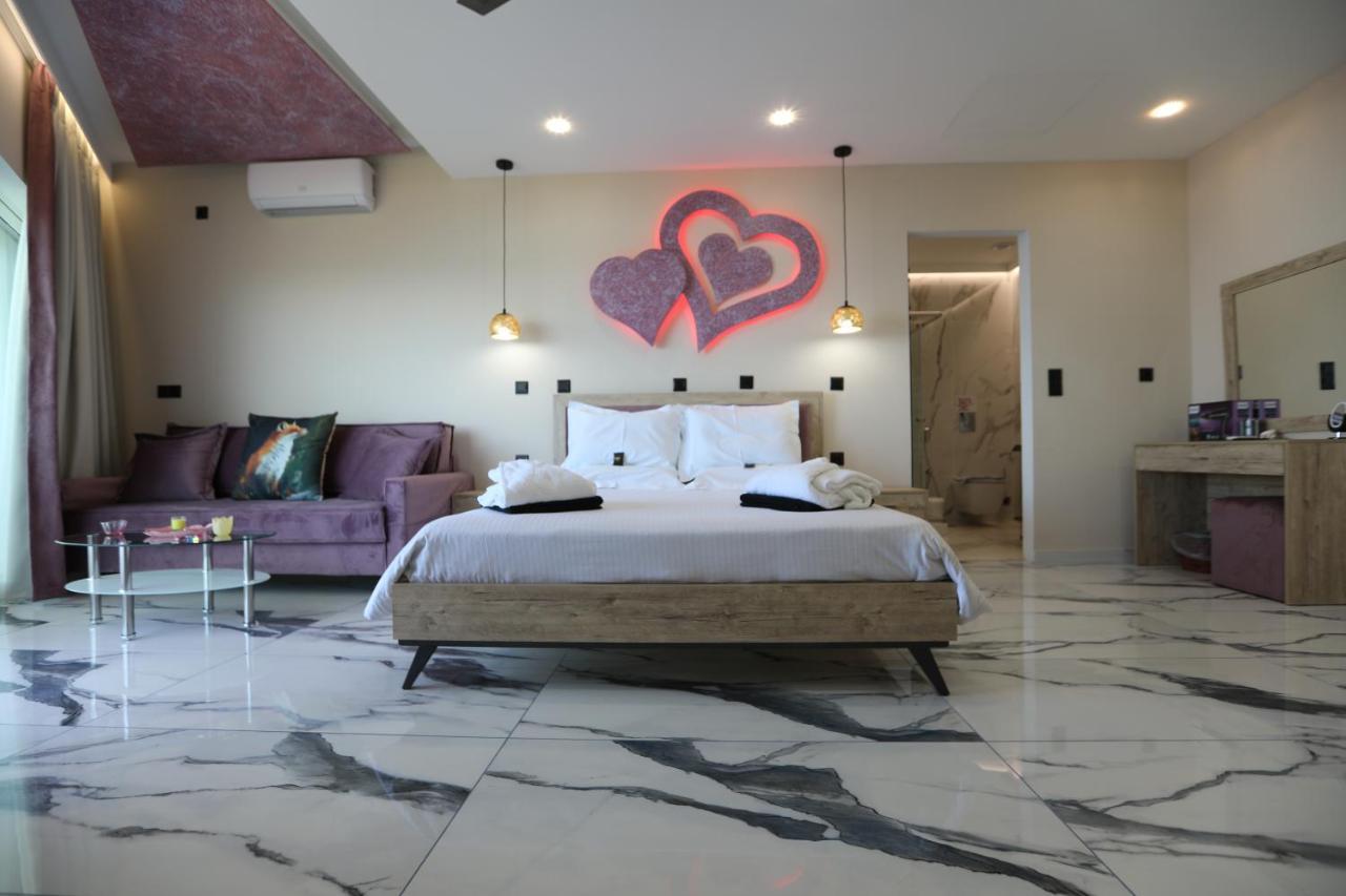 Golden Fox Studios And Suites Lakones ภายนอก รูปภาพ
