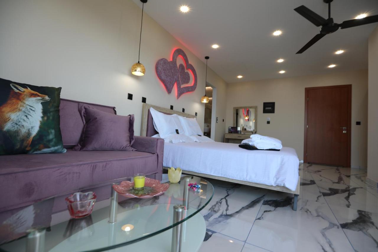 Golden Fox Studios And Suites Lakones ภายนอก รูปภาพ
