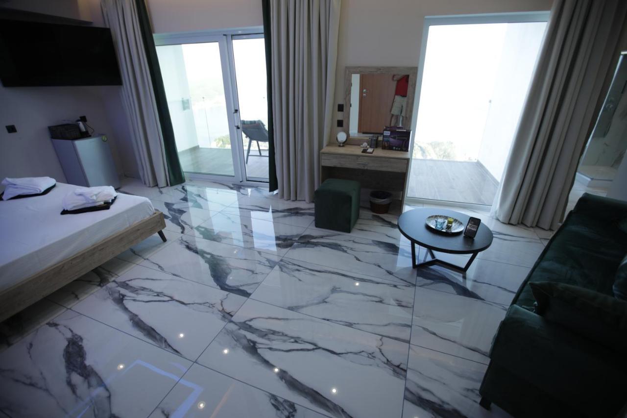 Golden Fox Studios And Suites Lakones ภายนอก รูปภาพ