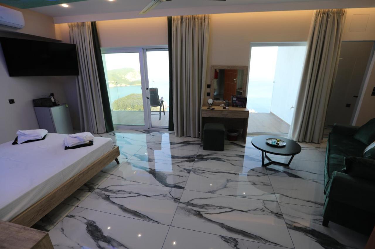Golden Fox Studios And Suites Lakones ภายนอก รูปภาพ