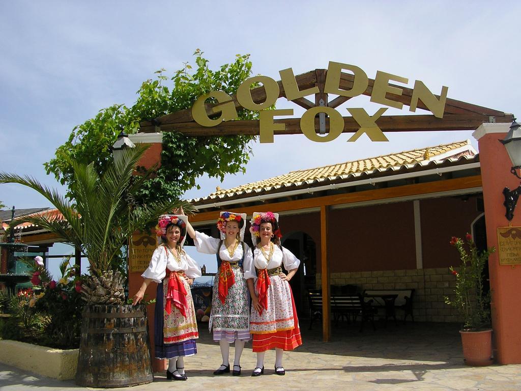 Golden Fox Studios And Suites Lakones ภายนอก รูปภาพ