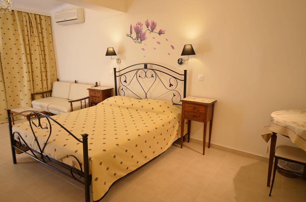 Golden Fox Studios And Suites Lakones ภายนอก รูปภาพ