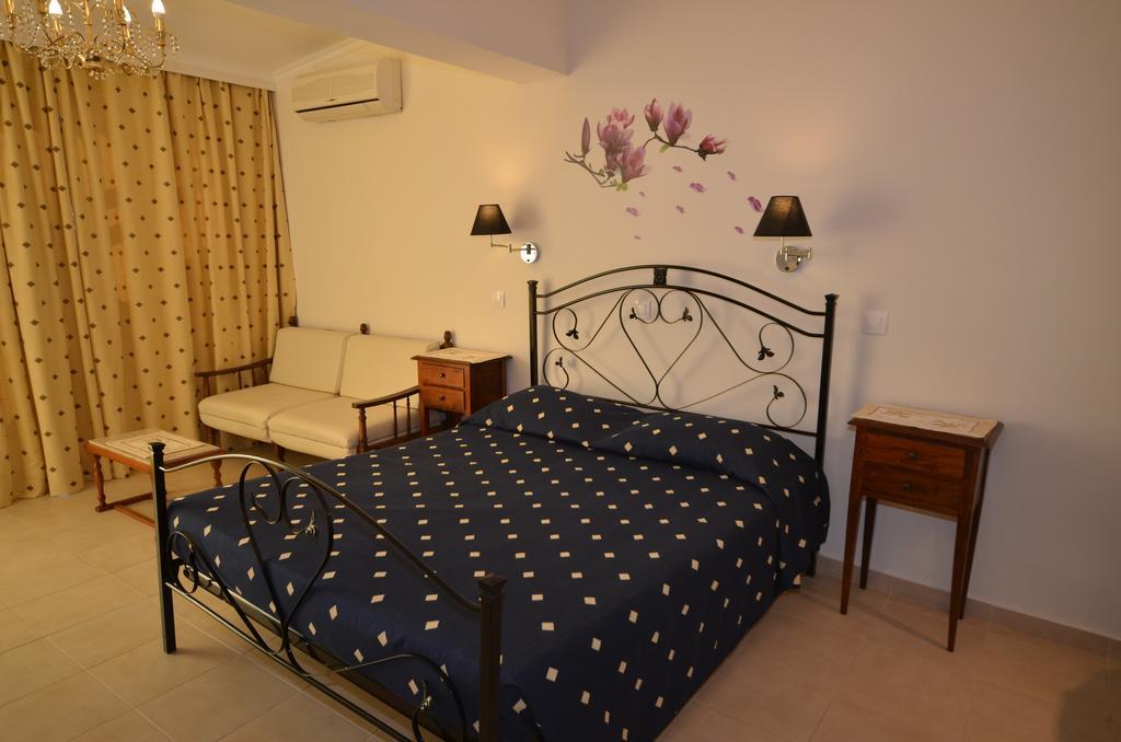 Golden Fox Studios And Suites Lakones ภายนอก รูปภาพ