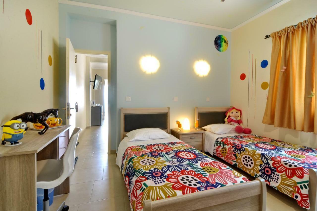 Golden Fox Studios And Suites Lakones ภายนอก รูปภาพ