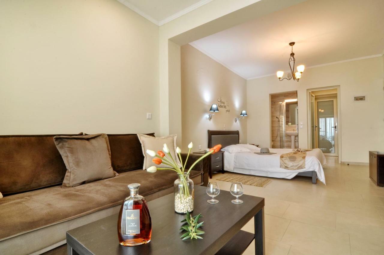 Golden Fox Studios And Suites Lakones ภายนอก รูปภาพ