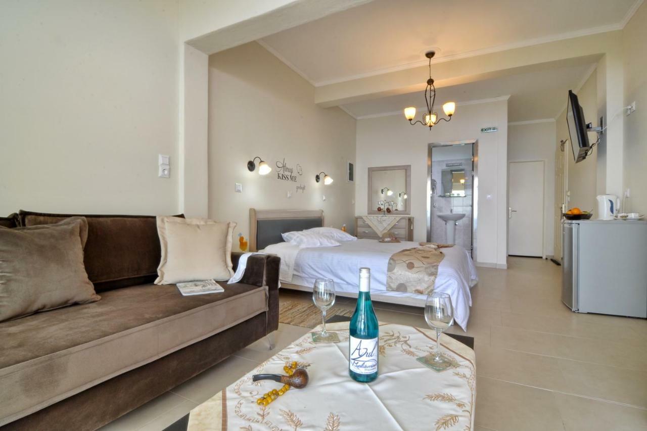 Golden Fox Studios And Suites Lakones ภายนอก รูปภาพ