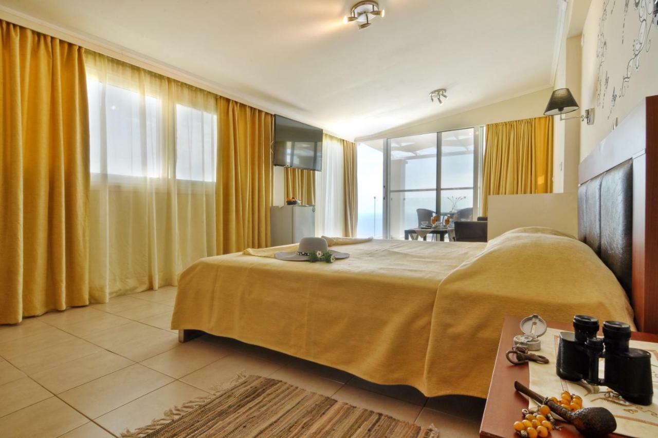 Golden Fox Studios And Suites Lakones ภายนอก รูปภาพ