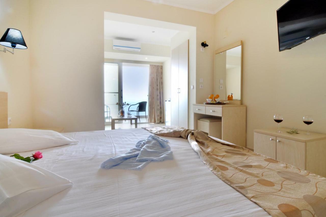 Golden Fox Studios And Suites Lakones ภายนอก รูปภาพ
