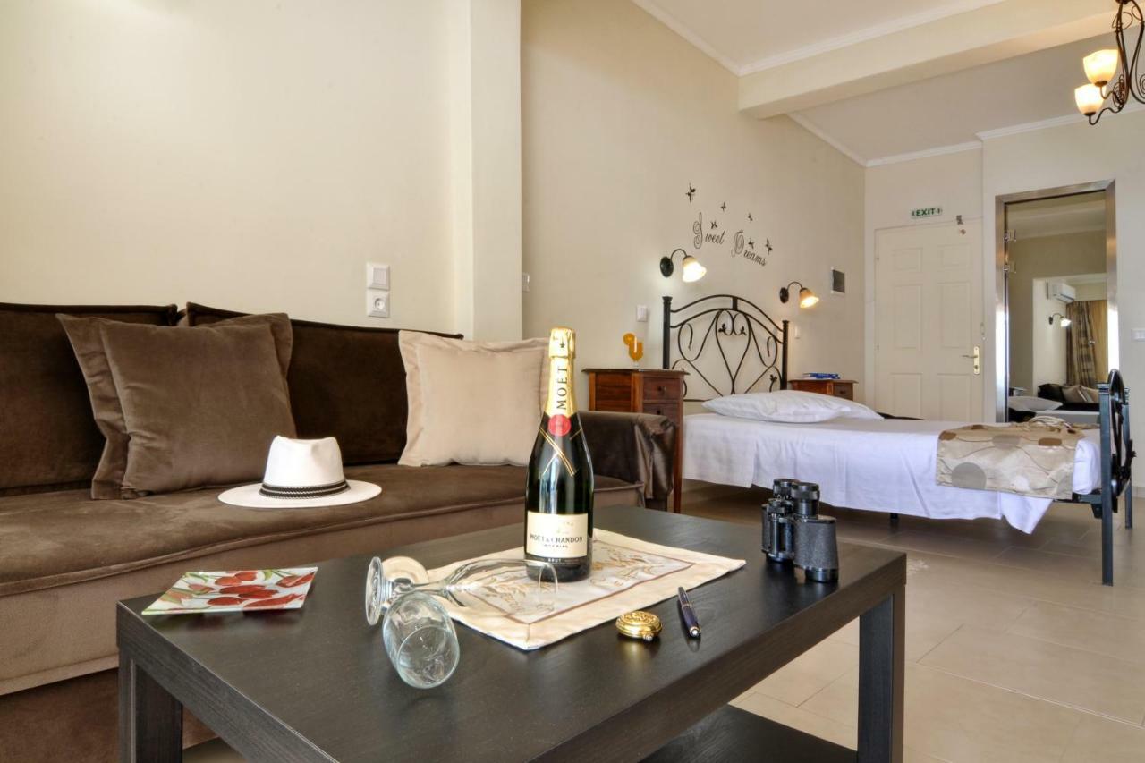 Golden Fox Studios And Suites Lakones ภายนอก รูปภาพ