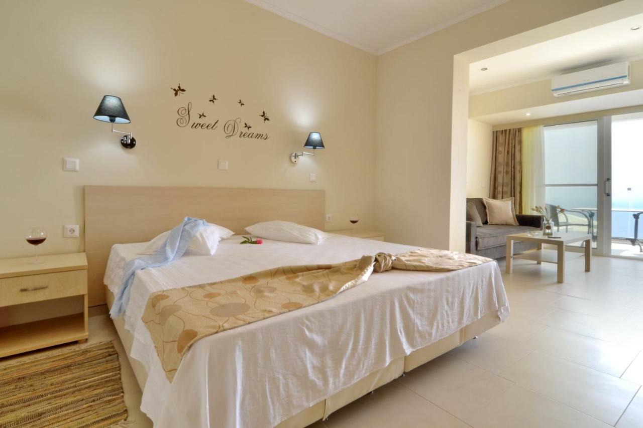 Golden Fox Studios And Suites Lakones ภายนอก รูปภาพ