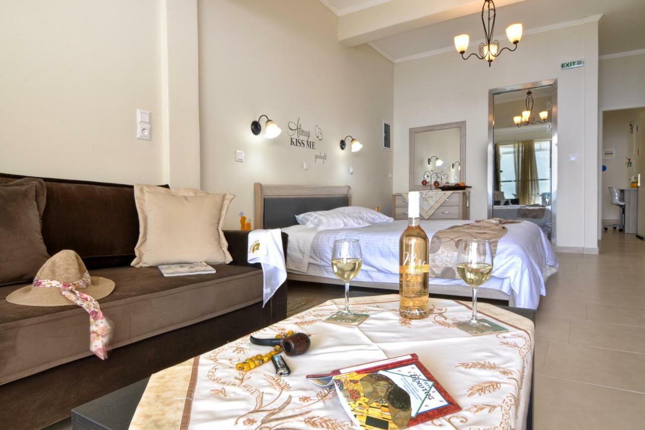 Golden Fox Studios And Suites Lakones ภายนอก รูปภาพ