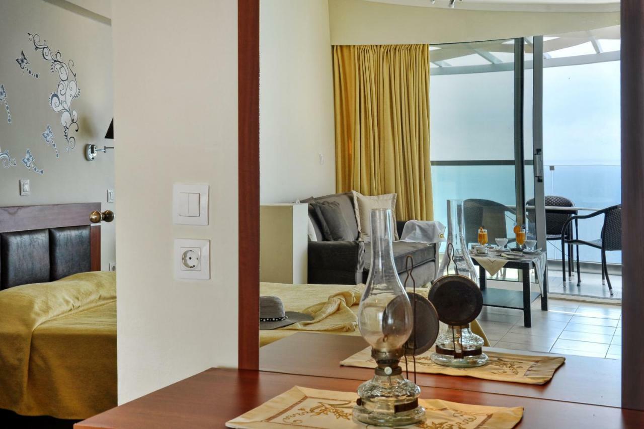 Golden Fox Studios And Suites Lakones ภายนอก รูปภาพ